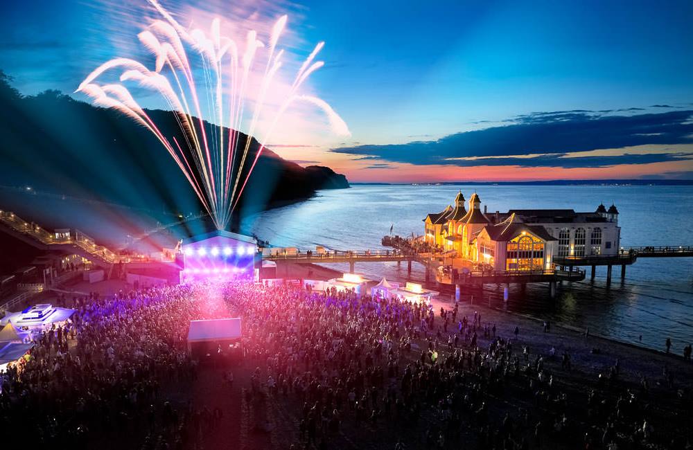 Sommer Open-Air an der Selliner Seebrücke auf Rügen mit Bühne, Feuerwerk und vielen Besuchern am Strand